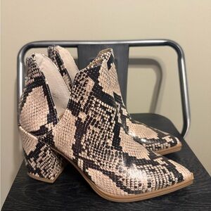 Steve Madden Snake Print Ankle Booties Women’s 7.5 Pointed Toe Block Heel